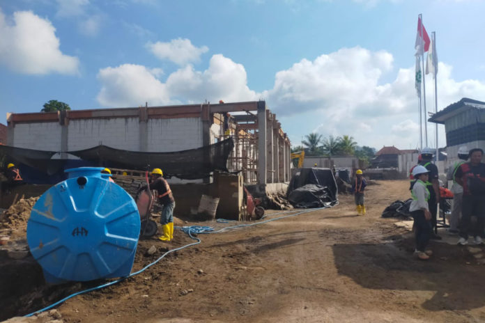Sedang Digarap, Bupati Tinjau Proyek Rumah Jabatan Sikut Satak Rp30,29 Miliar 1
