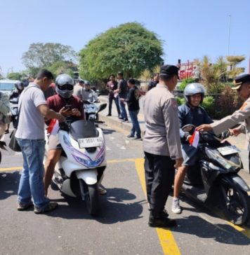 Semarakkan HUT ke-81 RI, Polsek Gianyar Bagikan 100 Bendera Merah Putih