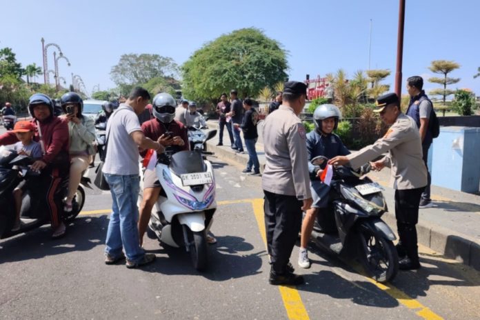 Semarakkan HUT Ke 81 RI, Polsek Gianyar Bagikan 100 Bendera Merah Putih 1