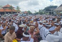 Diwarnai Ketegangan, Ratusan Pemedek Tangkas Kori Agung Sempat Tertahan di Gerbang Pura