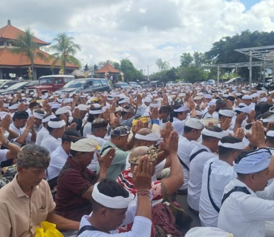Diwarnai Ketegangan, Ratusan Pemedek Tangkas Kori Agung Sempat Tertahan di Gerbang Pura