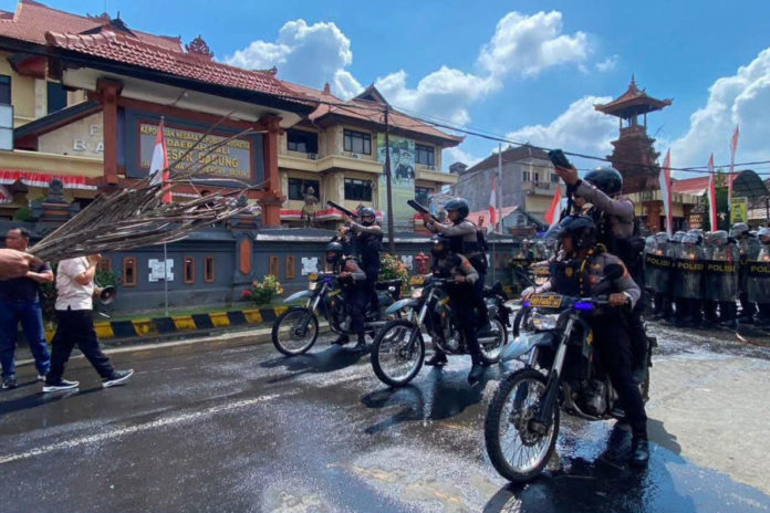 Simulasi Penanganan Demo Anarkis, Polres Badung Libatkan Ormas 1