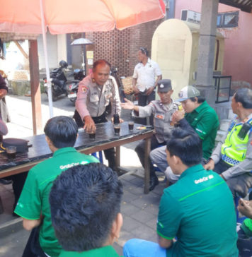 Sinergi Jaga Kamtibmas, Kapolsek Ubud Sambangi Komunitas Ojol di Peliatan