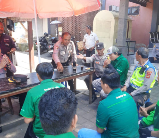Sinergi Jaga Kamtibmas, Kapolsek Ubud Sambangi Komunitas Ojol di Peliatan