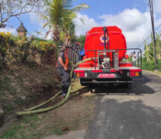 Tangani Kekeringan di Pangkung Manggis, BPBD Jembrana Salurkan 5.000 Liter Air Bersih