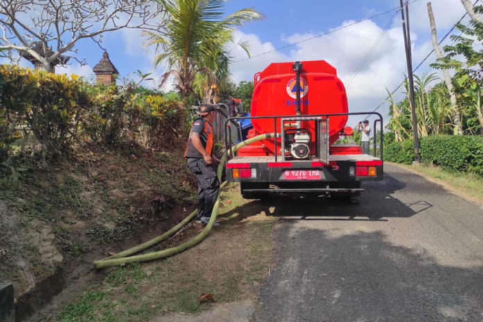 Tangani Kekeringan Di Pangkung Manggis, BPBD Jembrana Salurkan 5.000 Liter Air Bersih 1