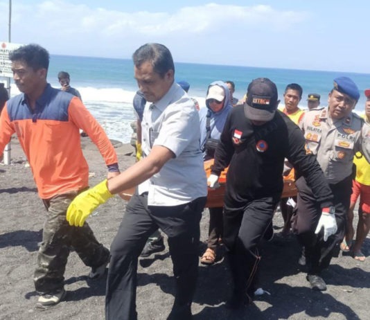 Team Gabungan Polres Gianyar Bersama Polsek Sukawati Tangani Penemuan Jenazah Pria di Pesisir Pantai Purnama