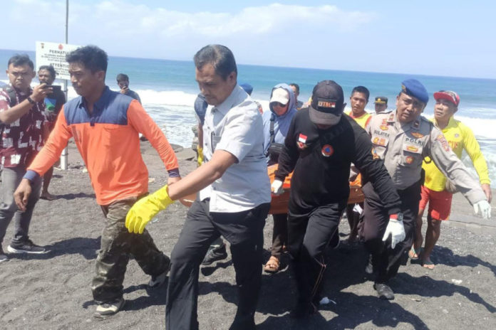 Team Gabungan Polres Gianyar Bersama Polsek Sukawati Tangani Penemuan Jenazah Pria Di Pesisir Pantai Purnama 1