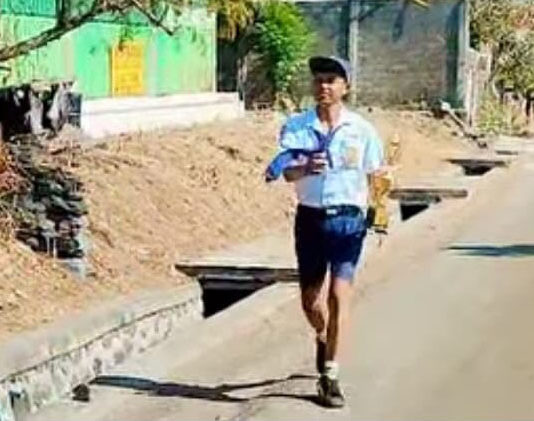 Tepati Nazar, Siswa SMPN 5 Kubu Jalan Kaki 7 Km Sambil Bawa Piala Juara III Gerak Jalan