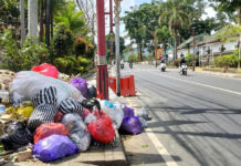 Tiga Hari Tak Diangkut, Tumpukan Sampah Tebar Bau Busuk