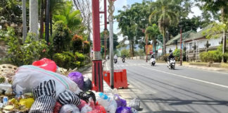 Tiga Hari Tak Diangkut, Tumpukan Sampah Tebar Bau Busuk