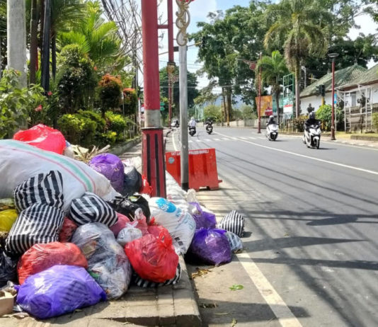 Tiga Hari Tak Diangkut, Tumpukan Sampah Tebar Bau Busuk