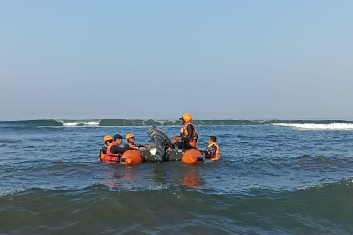 Tim SAR Jembrana Terus Sisir Perairan Medewi, Cari Nelayan Hilang Saat Melaut 1