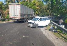 Tronton Tabrak Mobil di Tikungan Rudias