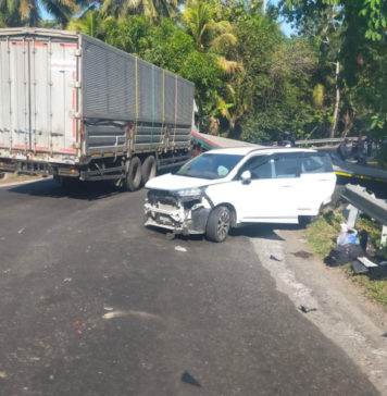 Tronton Tabrak Mobil di Tikungan Rudias