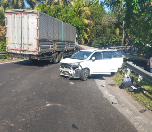 Tronton Tabrak Mobil di Tikungan Rudias