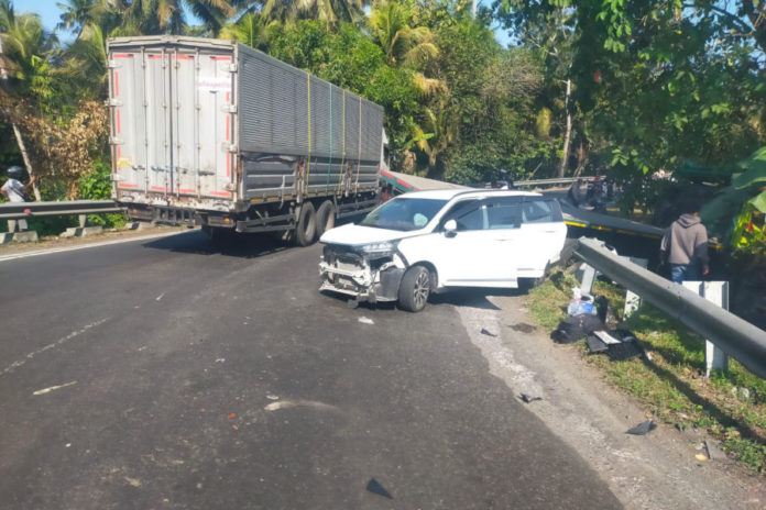 Tronton Tabrak Mobil Di Tikungan Rudias 1