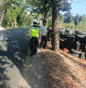 Truk Colt Diesel Terjun ke Got Usai Rem Blong di Melaya