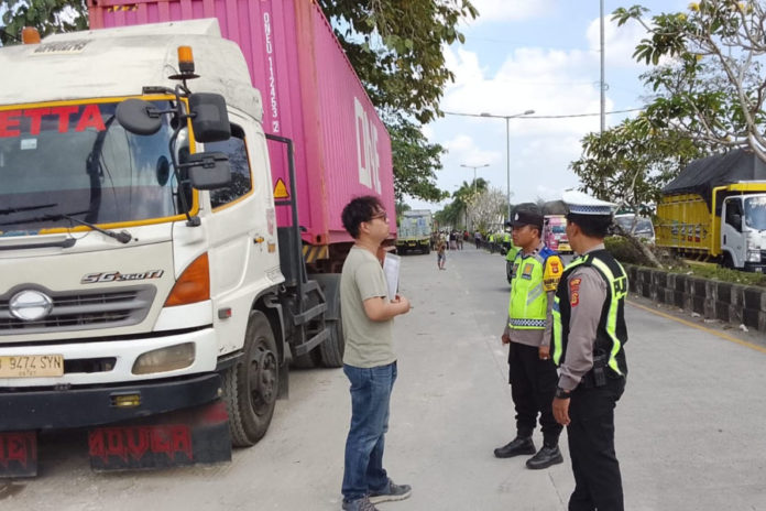 Truk Masih Nekat Parkir Di Depan Terminal Mengwi, Dishub Badung Siapkan Sanksi 1