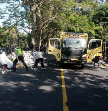 Truk Pengangkut Buku Terguling di Klatakan, Lalin Tersendat