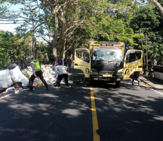 Truk Pengangkut Buku Terguling di Klatakan, Lalin Tersendat