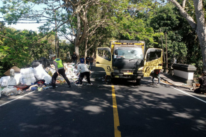 Truk Pengangkut Buku Terguling Di Klatakan, Lalin Tersendat 1