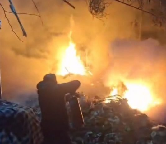 Tumpukan Sampah di Dekat Pura Goa Raja Besakih Terbakar