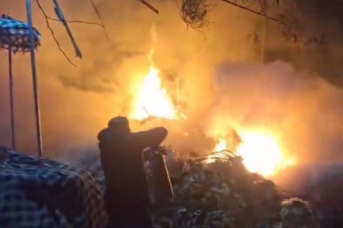 Tumpukan Sampah Di Dekat Pura Goa Raja Besakih Terbakar 1