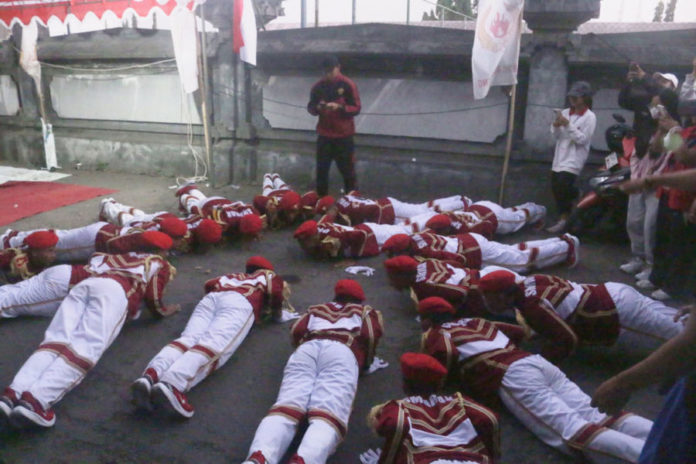 Tuntaskan 45 KM, Siswa SMARAK Bayar Kaul Push Up 15 Kali Di Garis Finish 1