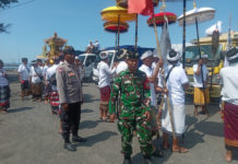 Upacara Melasti Desa Adat Petak Jeruk ke Pantai Lebih Diikuti Ratusan Pamedek