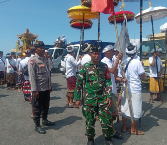Upacara Melasti Desa Adat Petak Jeruk ke Pantai Lebih Diikuti Ratusan Pamedek