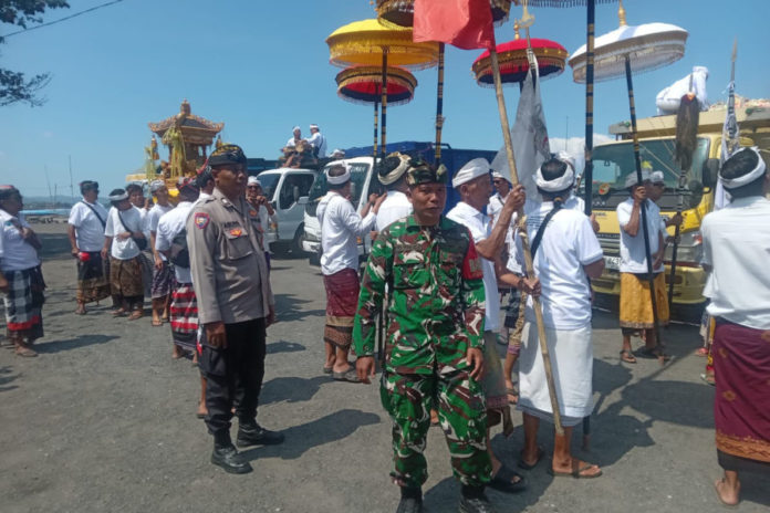 Upacara Melasti Desa Adat Petak Jeruk Ke Pantai Lebih Diikuti Ratusan Pamedek 1