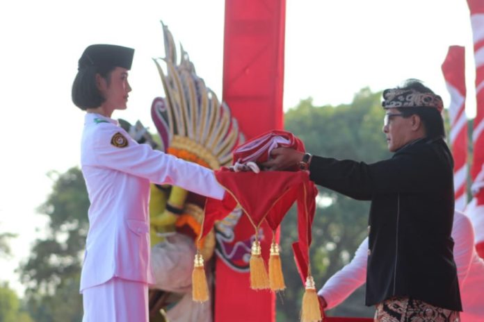 Wagub Giri Prasta Pimpin Upacara Penurunan Bendera HUT Ke 81 RI 2