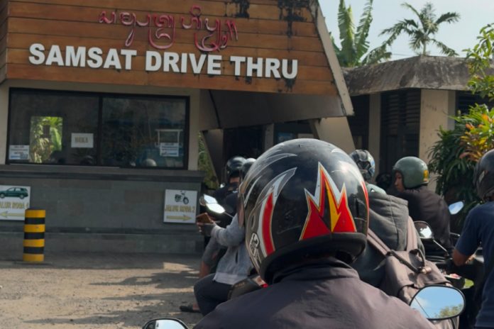 Wajib Pajak Keluhkan Samsat Drive Thru Batubulan Tanpa Atap, Ini Penjelasan Bapenda Bali 1