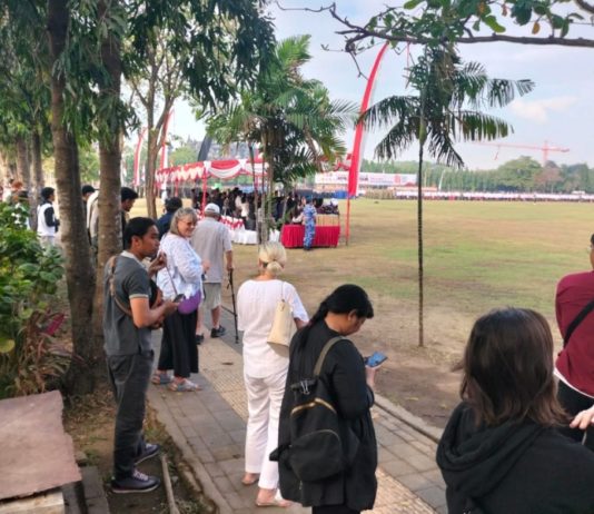 WNA Antusias Saksikan Upacara Peringatan HUT ke-81 RI di Renon