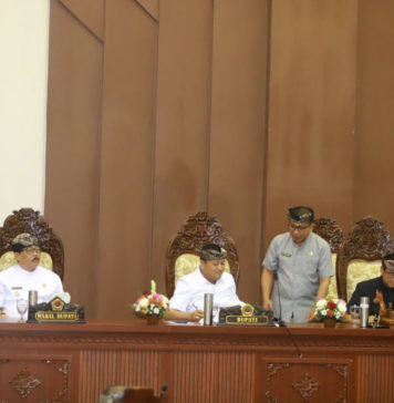 Bupati Mahayastra Pastikan Layanan Kesehatan Gratis dan Pendidikan Berjalan Optimal