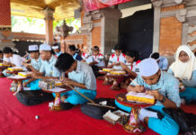 109 Siswa Nyurat Lontar, Pelajar Muslim Turut Belajar Aksara Bali