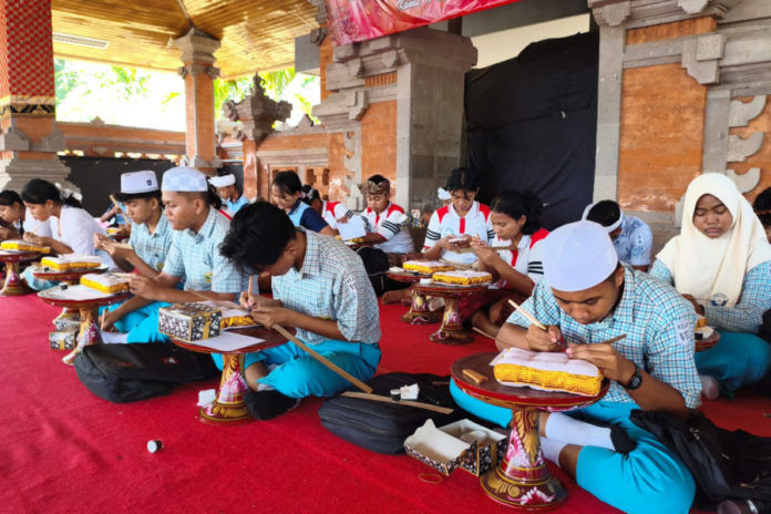 109 Siswa Nyurat Lontar, Pelajar Muslim Turut Belajar Aksara Bali 1
