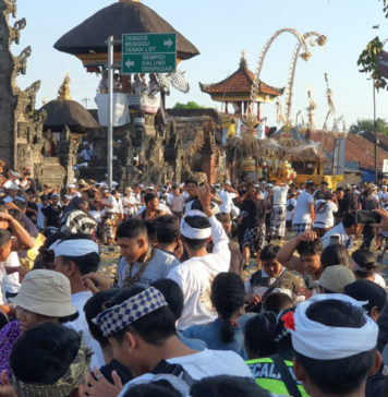 Aci Tabuh Rah Pengangon di Desa Kapal, Lalin di Jalan Raya Kapal Dialihkan