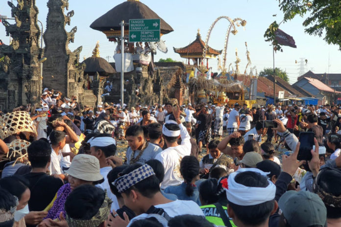 Aci Tabuh Rah Pengangon Di Desa Kapal, Lalin Di Jalan Raya Kapal Dialihkan 1