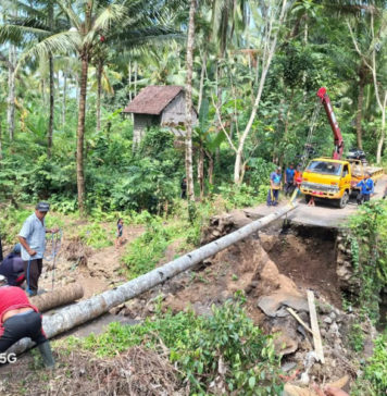Agar Jalan Dapat Dilewati, Masyarakat Kebung Gotong Royong Bangun Jembatan Darurat