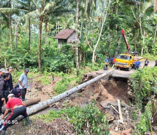 Agar Jalan Dapat Dilewati, Masyarakat Kebung Gotong Royong Bangun Jembatan Darurat