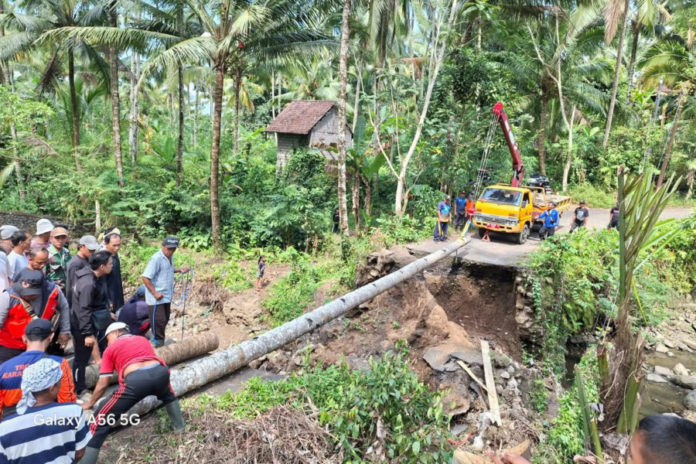 Agar Jalan Dapat Dilewati, Masyarakat Kebung Gotong Royong Bangun Jembatan Darurat 1