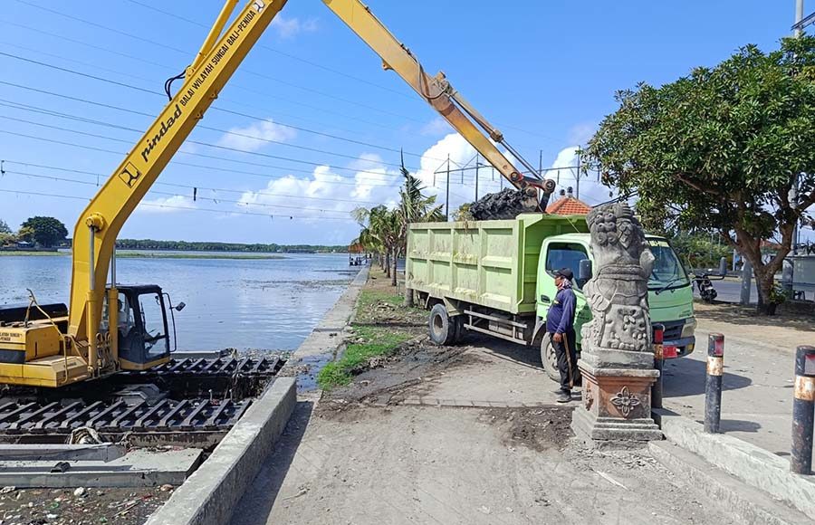 Antisipasi Banjir, 22.515 Meter Kubik Sedimen Dikeruk dari Waduk Muara Nusa Dua