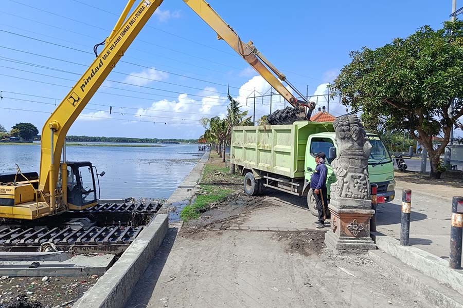 Antisipasi Banjir, 22.515 Meter Kubik Sedimen Dikeruk dari Waduk Muara Nusa Dua 