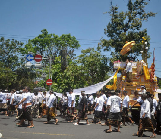 Bade Padma dan Lembu Putih Antarkan Jenazah I Gusti Ayu Badri ke Setra Tanjung Bungkak