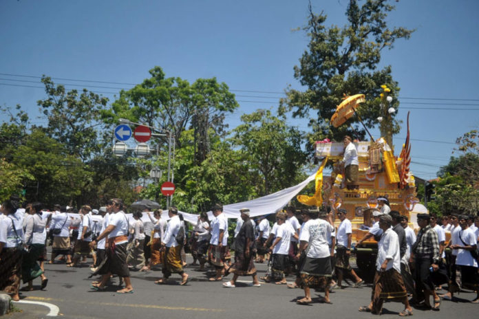 Bade Padma Dan Lembu Putih Antarkan Jenazah I Gusti Ayu Badri Ke Setra Tanjung Bungkak 1