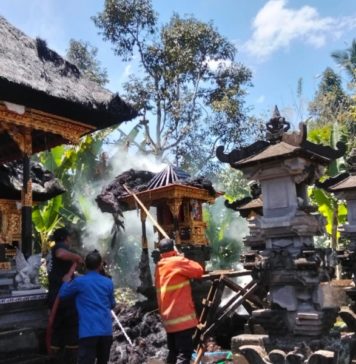 Bakar Sampah Pohon Kering, Atap Sanggah Kemulan di Payangan Hangus Terbakar