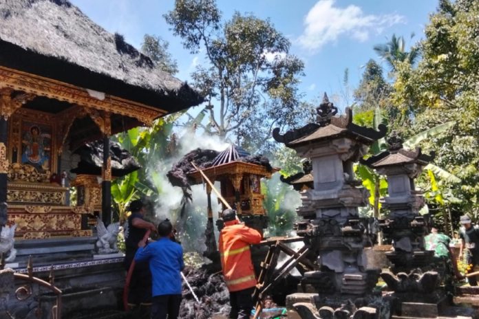 Bakar Sampah Pohon Kering, Atap Sanggah Kemulan Di Payangan Hangus Terbakar 1