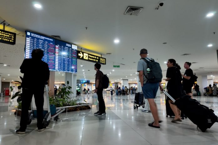 Belasan Ribu Calon Penumpang Di Bandara Ngurah Rai Terdampak Erupsi Anak Krakatau 1
